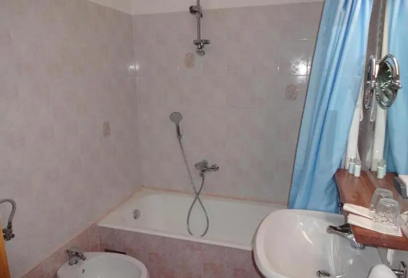 اتاق استاندارد سه نفره, Fedrig Rooms With Bathroom & Hostel Rooms
