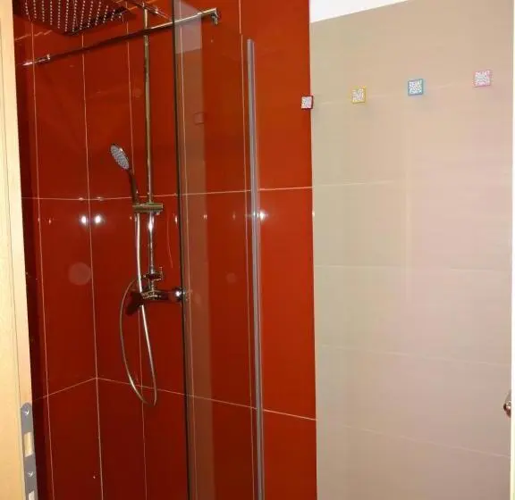 اتاق استاندارد با سرویس بهداشتی مشترک, Fedrig Rooms With Bathroom & Hostel Rooms