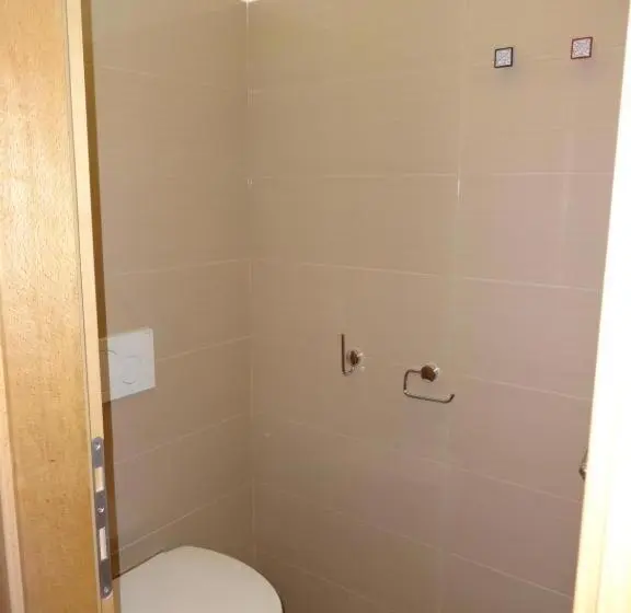 اتاق استاندارد با سرویس بهداشتی مشترک, Fedrig Rooms With Bathroom & Hostel Rooms