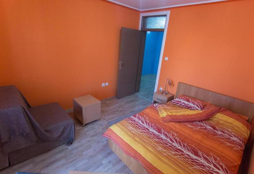 اتاق استاندارد سه تخته با سرویس بهداشتی مشترک, Hostel Day 'n' Night