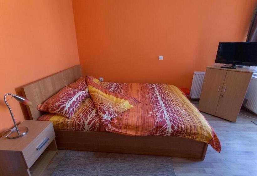 اتاق استاندارد سه تخته با سرویس بهداشتی مشترک, Hostel Day 'n' Night