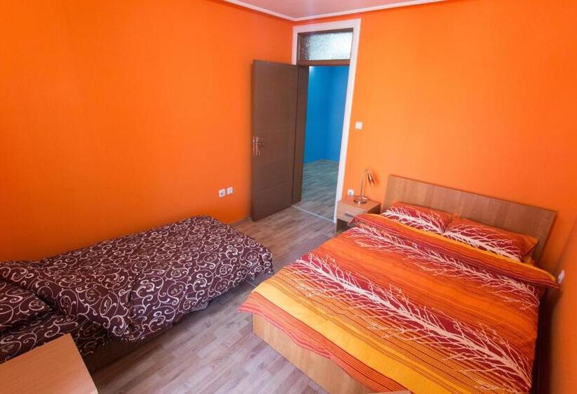 اتاق استاندارد سه تخته با سرویس بهداشتی مشترک, Hostel Day 'n' Night