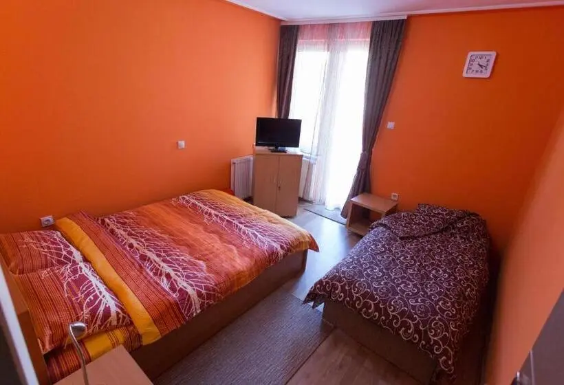 اتاق استاندارد سه تخته با سرویس بهداشتی مشترک, Hostel Day 'n' Night