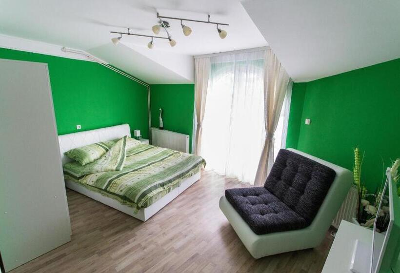 اتاق استاندارد سه نفره, Hostel Day 'n' Night