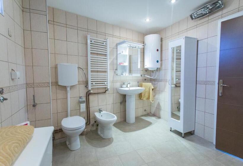 اتاق استاندارد سه نفره, Hostel Day 'n' Night