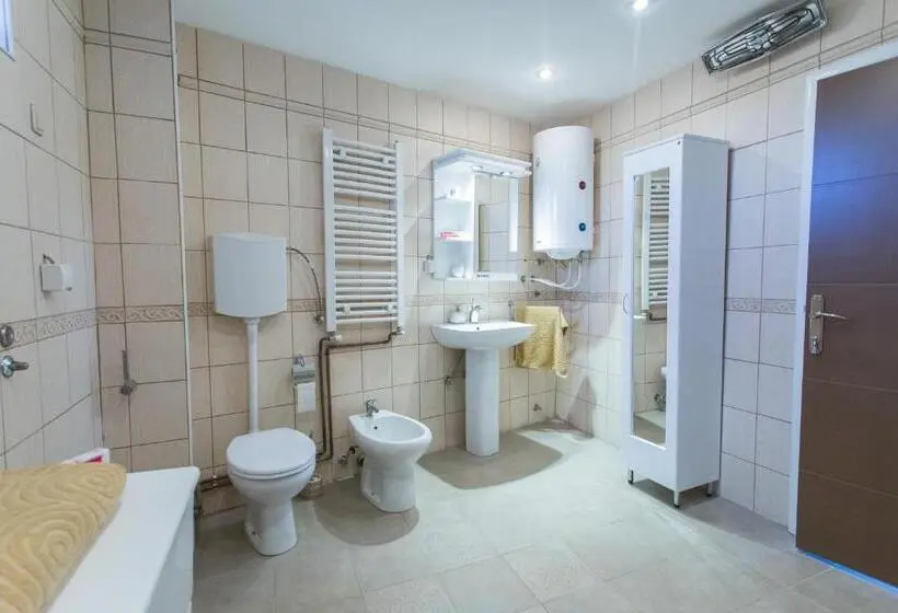 اتاق استاندارد سه نفره, Hostel Day 'n' Night