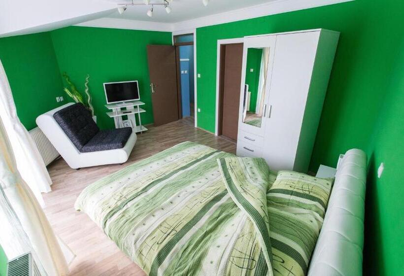 اتاق استاندارد سه نفره, Hostel Day 'n' Night