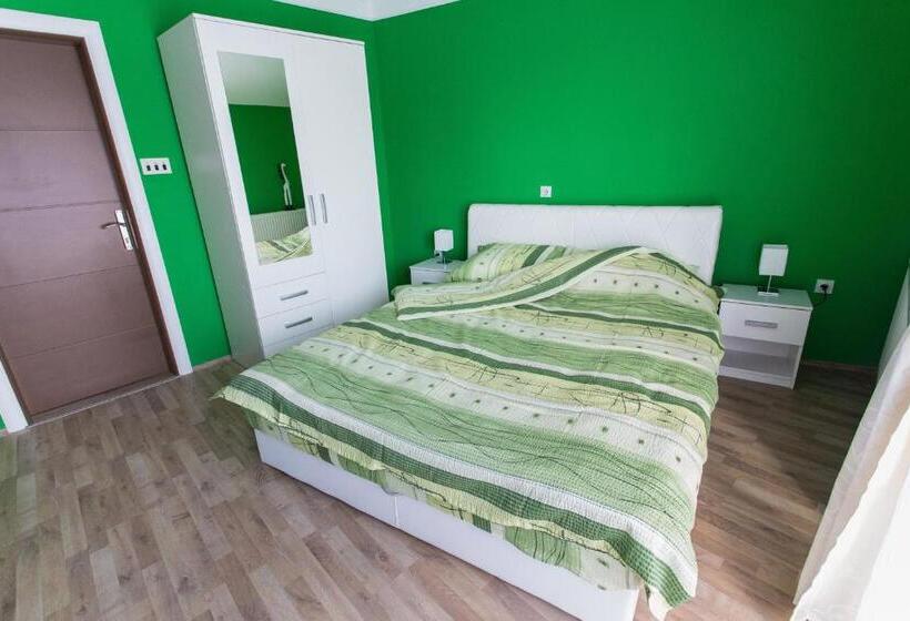 اتاق استاندارد سه نفره, Hostel Day 'n' Night