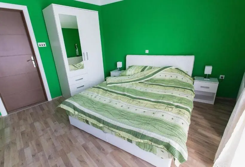 اتاق استاندارد سه نفره, Hostel Day 'n' Night