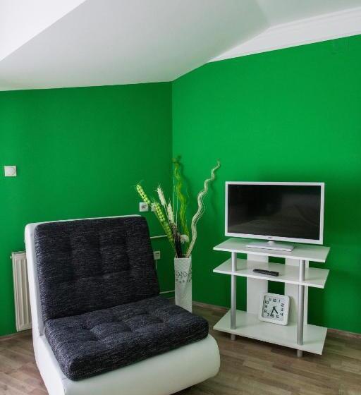 اتاق استاندارد سه نفره, Hostel Day 'n' Night