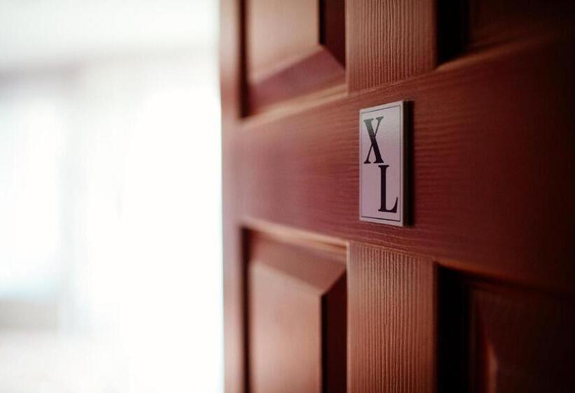 اتاق استاندارد سه نفره, Hostel Day 'n' Night