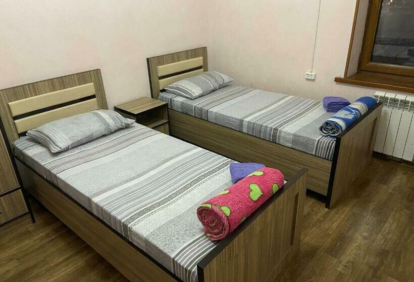 سرير فى غرفة مشتركه, Hostel Highway