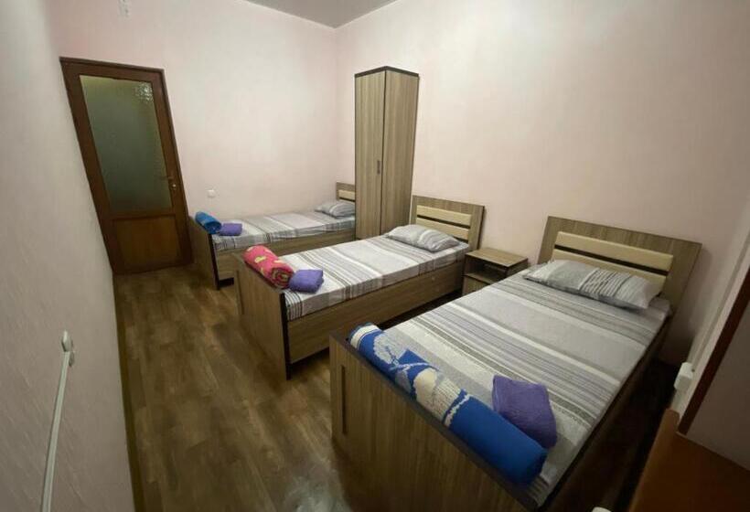 سرير فى غرفة مشتركه, Hostel Highway