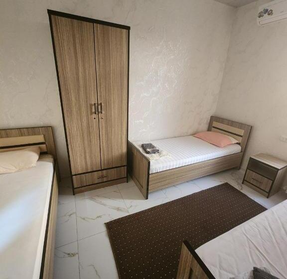 سرير فى غرفة مشتركه, Hostel Highway