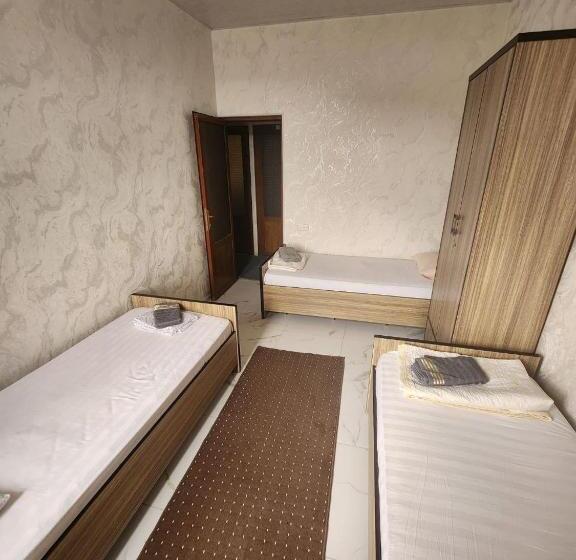 سرير فى غرفة مشتركه, Hostel Highway