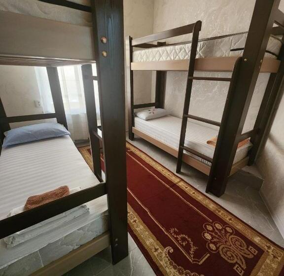 سرير فى غرفة مشتركه, Hostel Highway