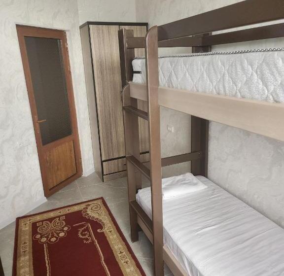 سرير فى غرفة مشتركه, Hostel Highway