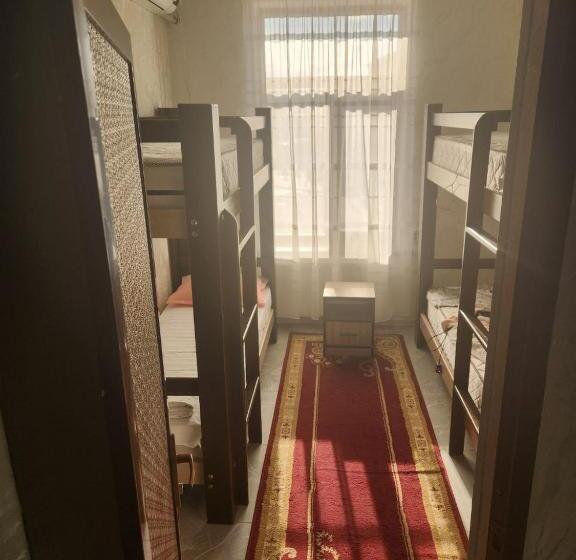 سرير فى غرفة مشتركه, Hostel Highway