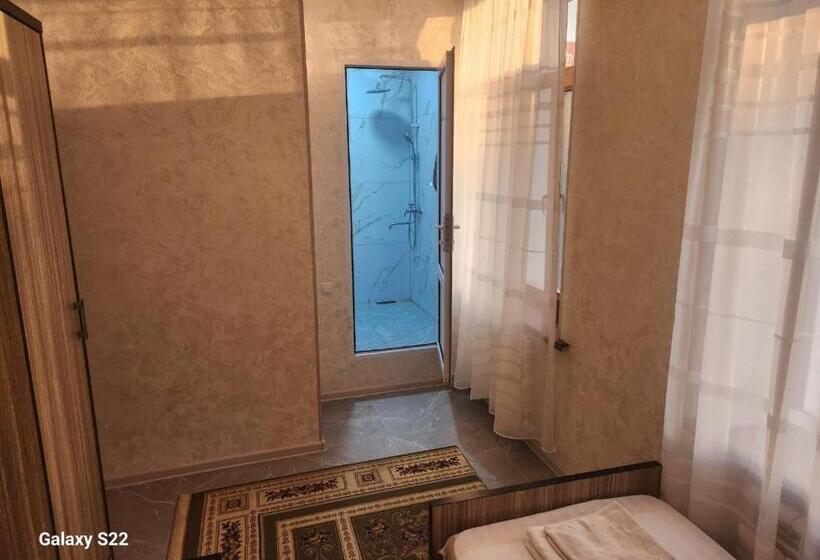 غرفة قياسية, Hostel Highway