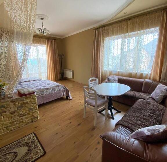 سوئیت با بالکن, готель алекс