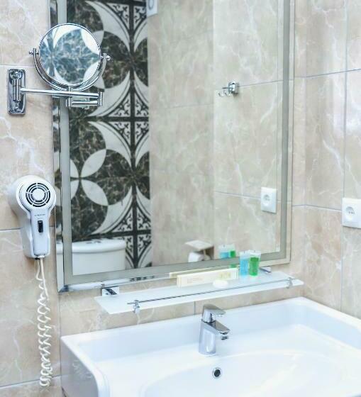 جناح, Amsterdam Hotel Aktobe