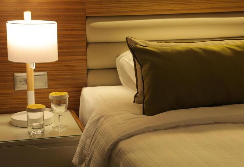 חדר בסיסי לשלושה, Evimiz