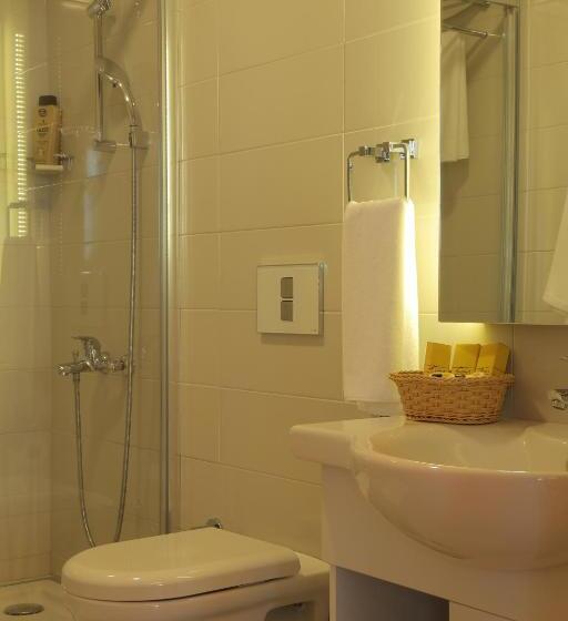 חדר בסיסי לשלושה, Evimiz