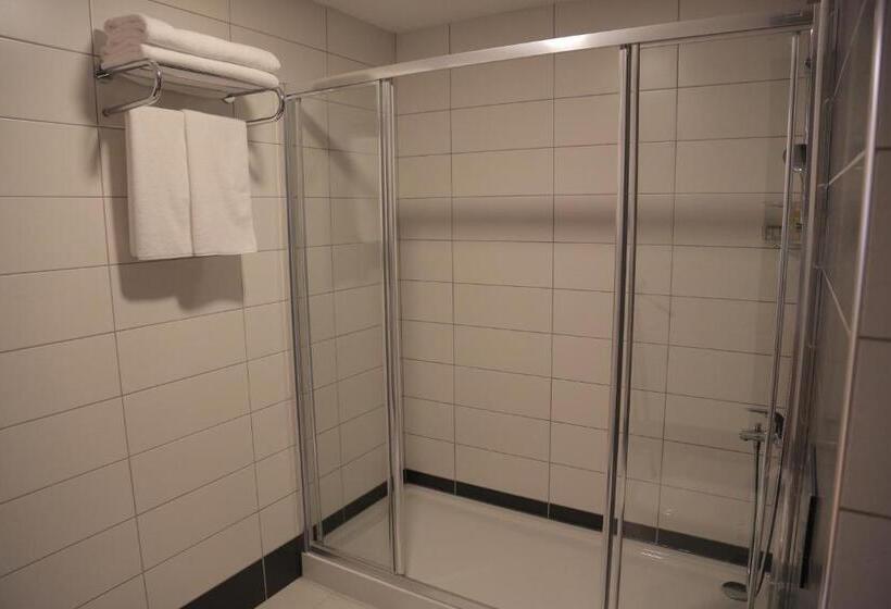 חדר בסיסי לשלושה, Evimiz