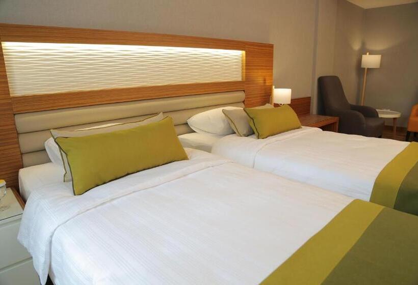 חדר בסיסי לשלושה, Evimiz