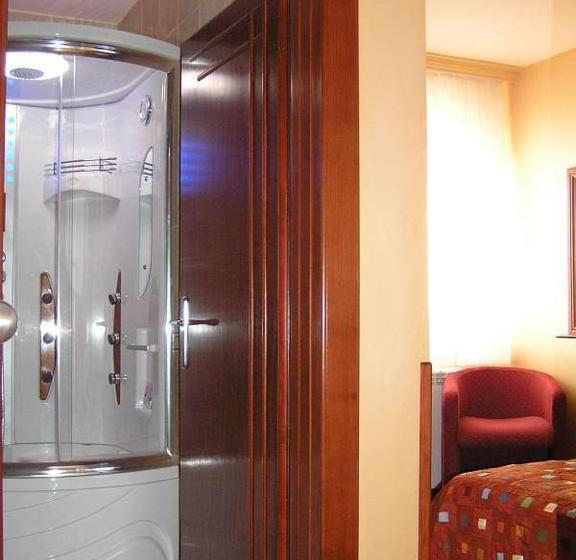 Standard Kolmen Hengen Huone, Royal