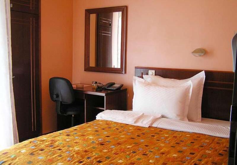 Standard Kolmen Hengen Huone, Royal