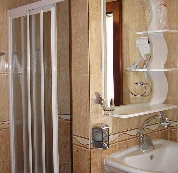 Superior Kolmen Hengen Huone, Royal