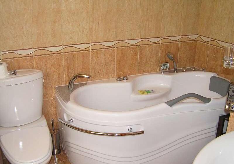 Superior Kolmen Hengen Huone, Royal