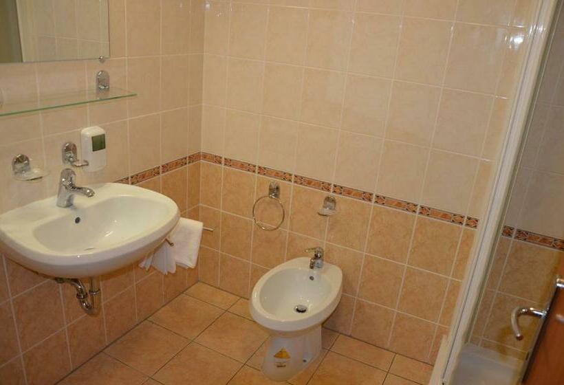 اتاق لوکس سه تخته, Tisa