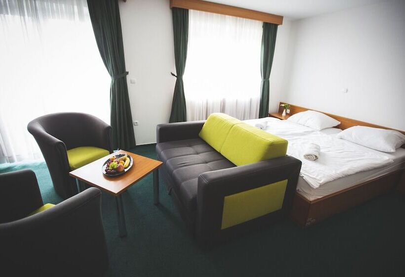 اتاق لوکس سه تخته, Tisa