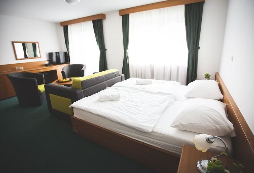 اتاق لوکس سه تخته, Tisa