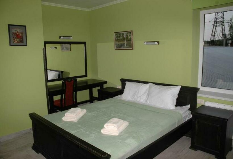 Juniorsvit, гостинний двір