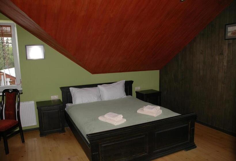 Juniorsvit, гостинний двір