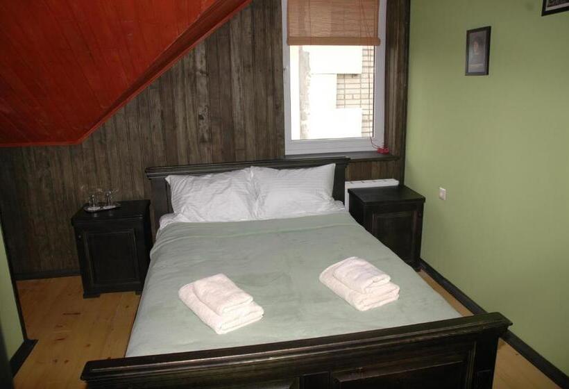 Basic Rum, гостинний двір