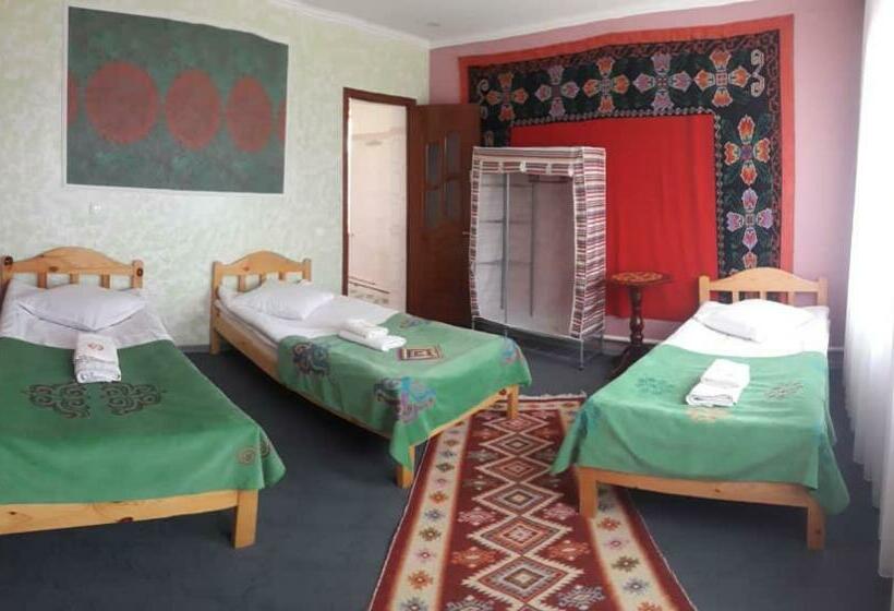 اتاق کلاسیک سه تخته, Guest House Emily