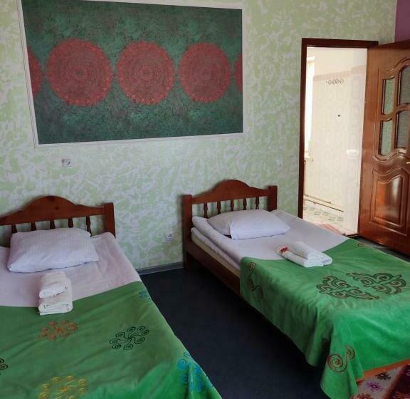 اتاق کلاسیک سه تخته, Guest House Emily