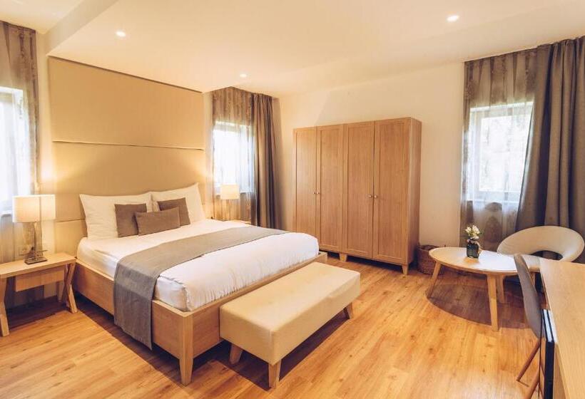سوئیت پریمیوم, Tri Lučke Hotel & Restaurant