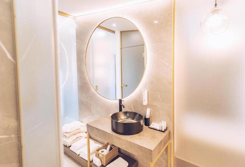 سوییت لوکس, Tri Lučke Hotel & Restaurant