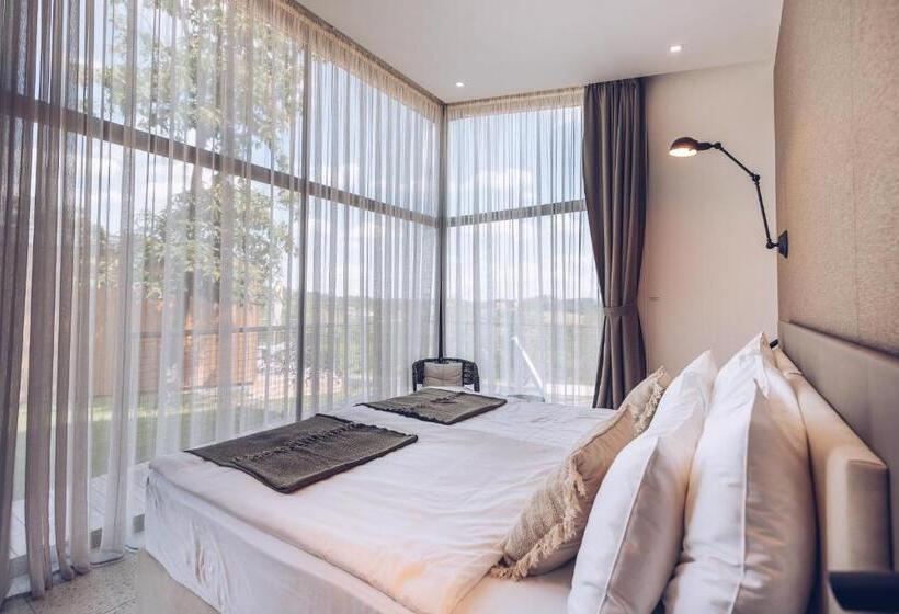 سوییت لوکس, Tri Lučke Hotel & Restaurant