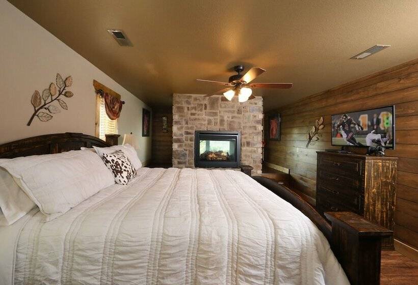 キャビン, Above It All   Four Bedroom Cabin