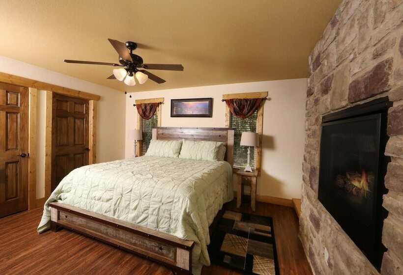 キャビン, Above It All   Four Bedroom Cabin