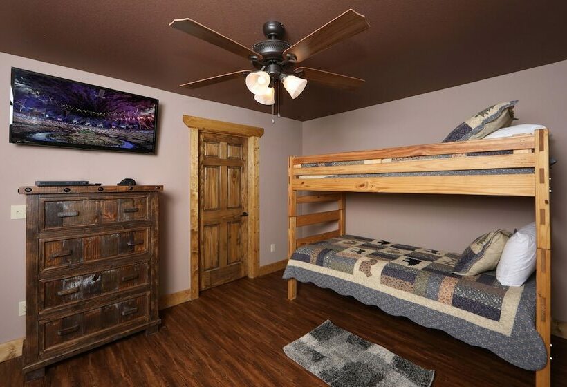 キャビン, Above It All   Four Bedroom Cabin