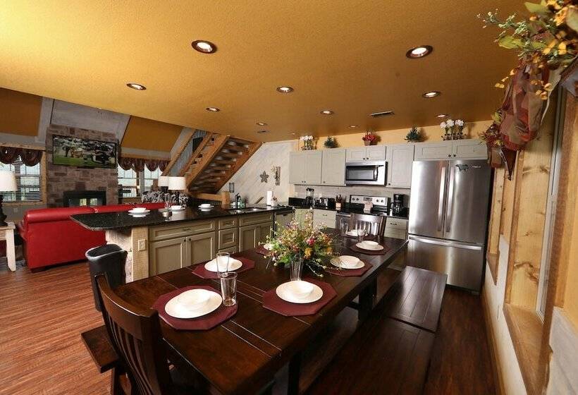 キャビン, Above It All   Four Bedroom Cabin