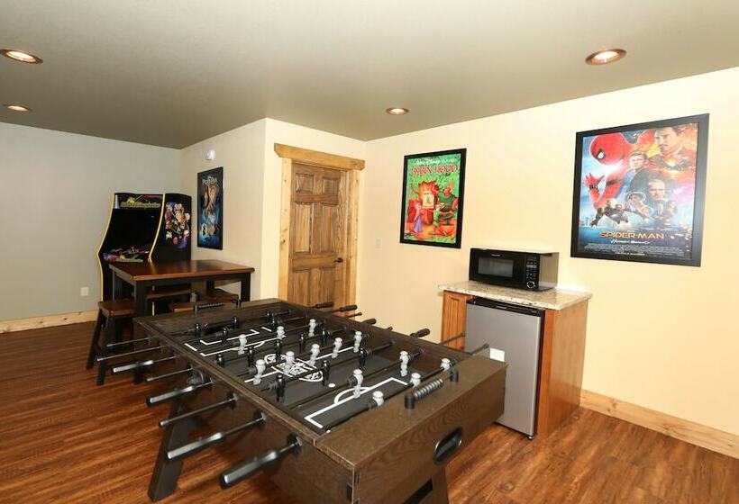 キャビン, Above It All   Four Bedroom Cabin