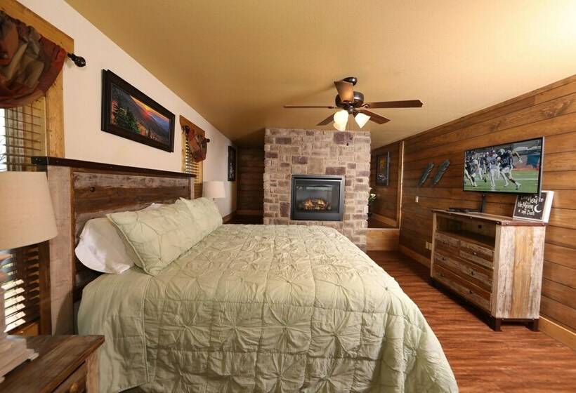 キャビン, Above It All   Four Bedroom Cabin